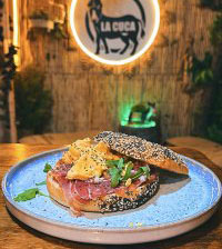 BAGEL DE HUEVO REVUELTO, JAMÓN SERRANO Y TOMATE TRITURADO