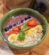 BOWL DE YOGUR CREMOSO CON AÇAI , PLÁTANO, FRESA y ARÁNDANOS con RAYADURA DE COCO.