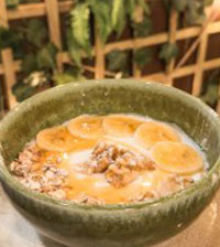 BOWL DE YOGURT CREMOSO, MIEL, NUECES, PLÁTANO Y MUESLI VARIADO.