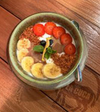 BOWL DE YOGURT CREMOSO, PLÁTANO , FRESA , ARÁNDANOS CON CREMA DE CACAHUETE Y TIERRAS LOTUS.