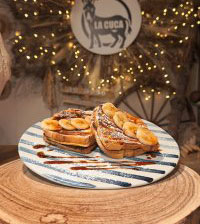 TOSTADAS FRANCESAS DE DULCE DE LECHE Y PLÁTANO CON RAYOS DE CARAMELO