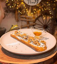  TOSTADA DE QUESO CREMA, NUECES, MIEL Y SEMILLAS SÉSAMO