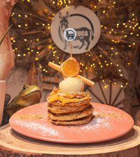  TORTITAS DE COMPOTA DE MANZANA, NUECES, CANELA, BARQUILLO Y HELADO DE VAINILLA