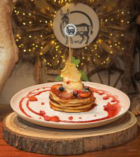 TORTITAS DE MERMELADA CASERA, FRESA, ARÁNDANOS, Y HELADO DE VAINILLA