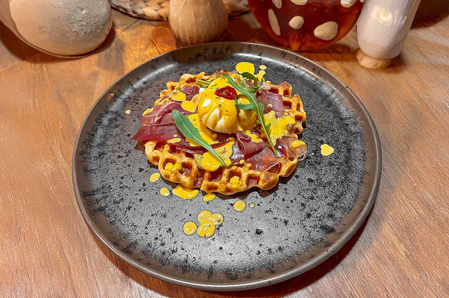 GOFRE CON HUEVOS BENEDICTINOS: Gofre con guacamole, jamón serrano, huevo poché y salsa holandesa.
