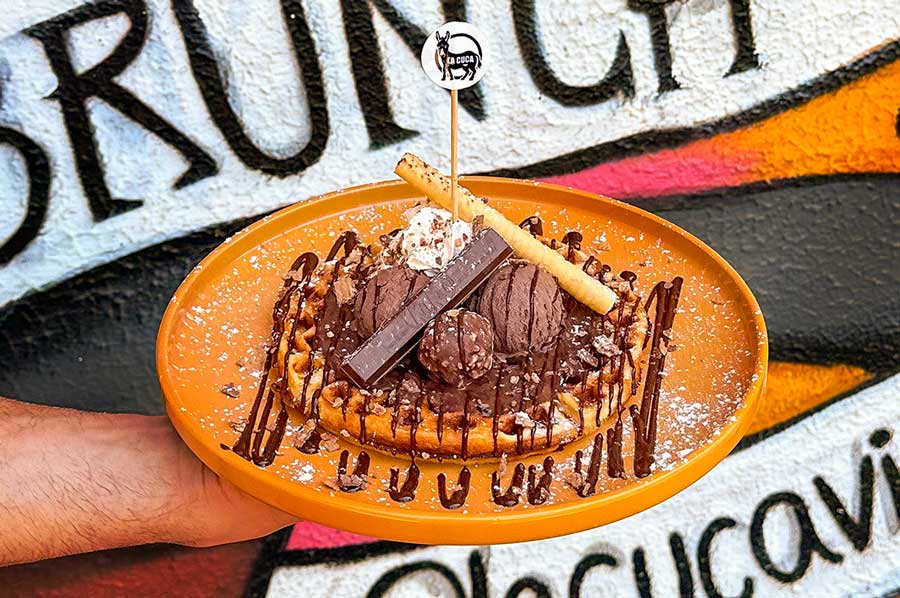 GOFRE GOCHO: Gofre con crema Kit-Kat, helado de chocolate, nata, bombón Ferrero y barrita Kit-Kat. Gofre Gocho