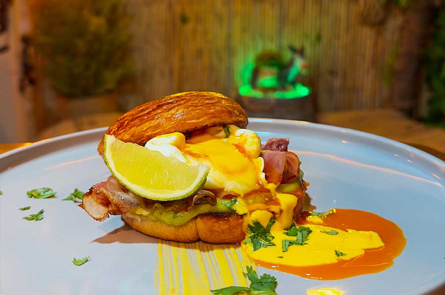 CUCO BENEDICT: Guacamole, bacon, huevo poché, salsa holandesa y chorrito de lima fresca.
