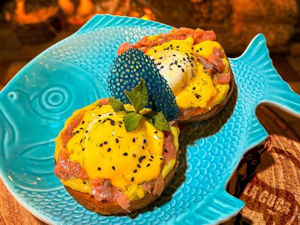 SALMÓN BENEDICT: Dúo de huevos poché con salmón, guacamole y salsa holandesa.