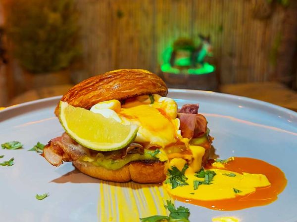 CUCO BENEDICT: Guacamole, bacon, huevo poché, salsa holandesa y chorrito de lima fresca.
