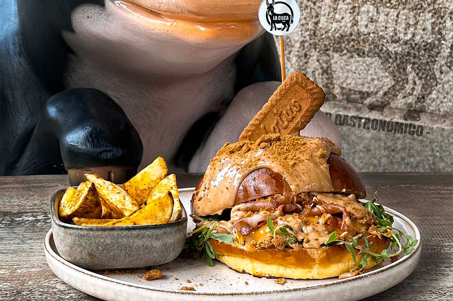LA GOLOSA BURGER: Auténtico pan brioche artesano, 170 g de carne, bacon, queso cheddar y americano, rúcula, crunch de galleta Lotus y crema Lotus. Acompañan patatas gajo caseras.